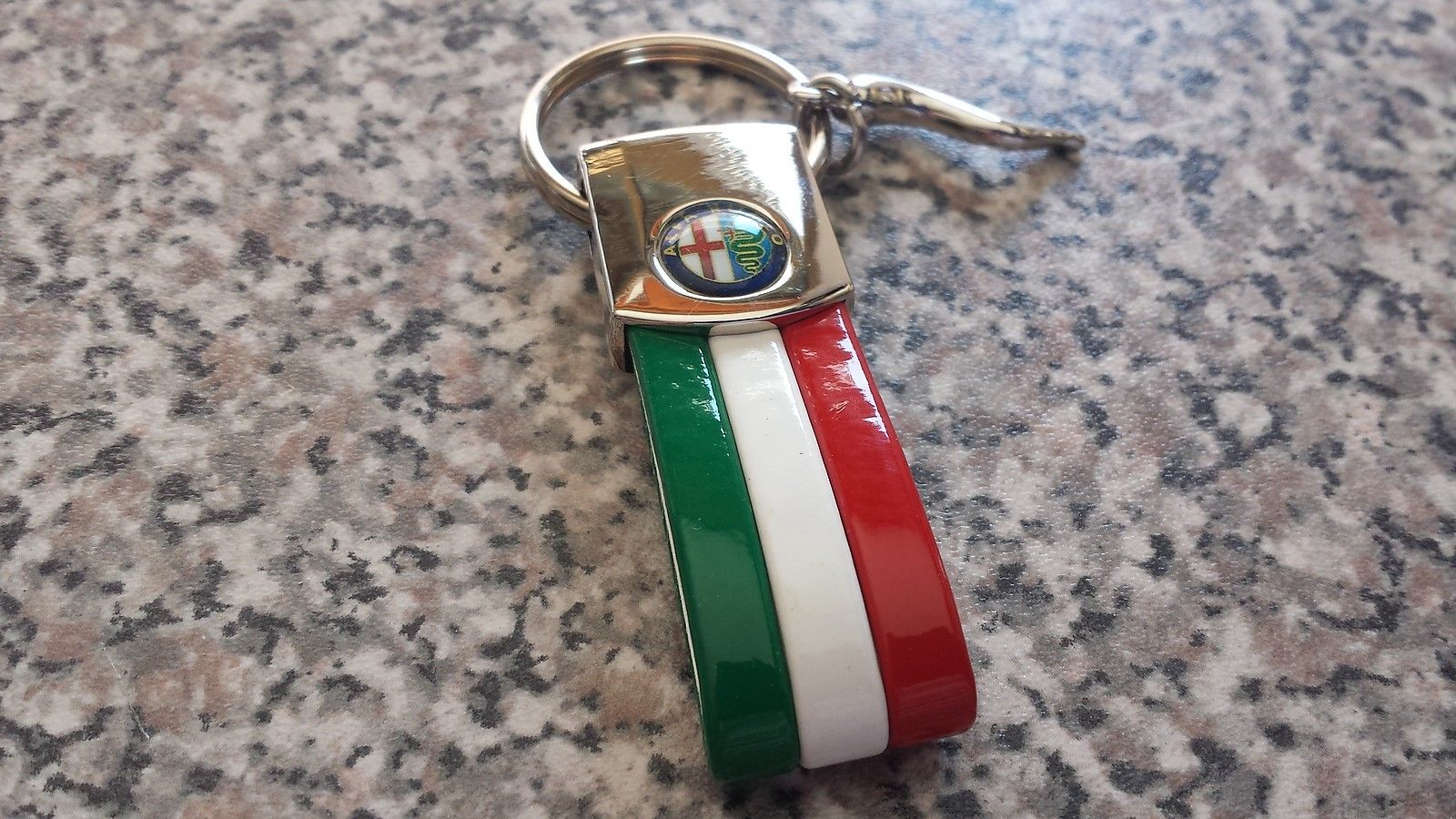 Portachiavi LOGO ALFA "Victory"  italy con cornetto portafortuna mm. 90x33